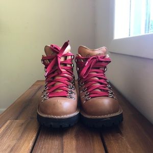 Danner Mountain Light Cascade! Size 9 (women’s)